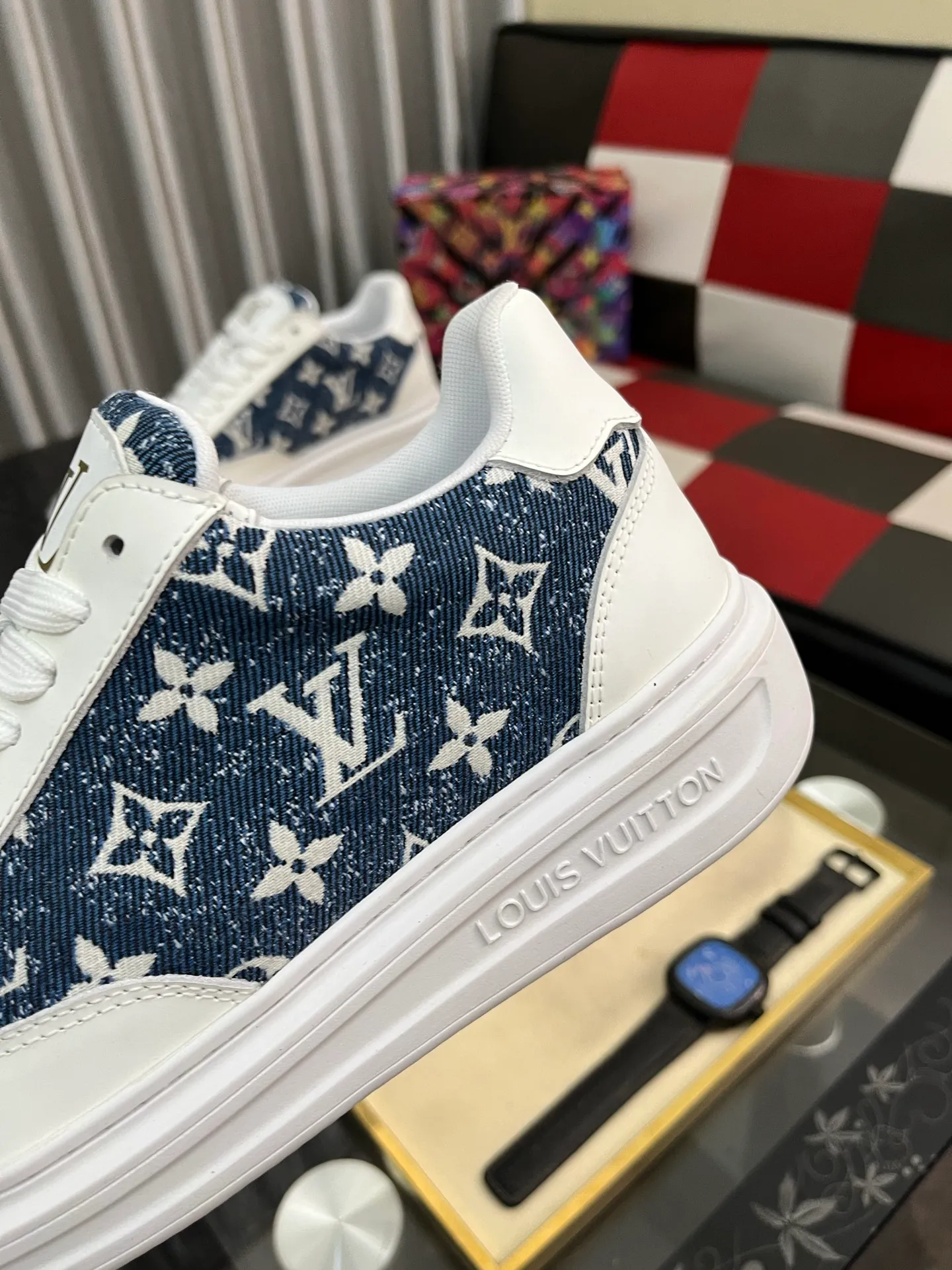 Men's shoes 💰540⌚️⌚️ Louis vuitton/LV Louis Vuitton 》Original quality.~ Unique modern style sneakers. 🏃A must-have casual shoe for trendy men😍😍 Original brand imported from Italy, imported original leather, sheep lining (refuses to discolor and grind feet) Sole: Original sole provided by the original factory, French lazy style design ⚠️Fit to the feet, original quality, super comfortable original sole. Code number: 38-445️⃣Colors available